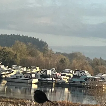 Δωμάτια σε οικογενειακή κατοικία Riverside
