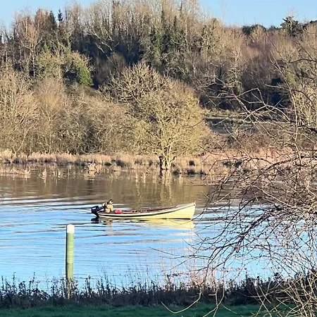Δωμάτια σε οικογενειακή κατοικία Riverside